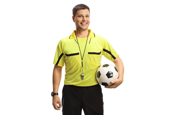 Árbitro de futebol segurando uma bola e sorrindo para a câmera isolada no fundo branco - Foto, Imagem