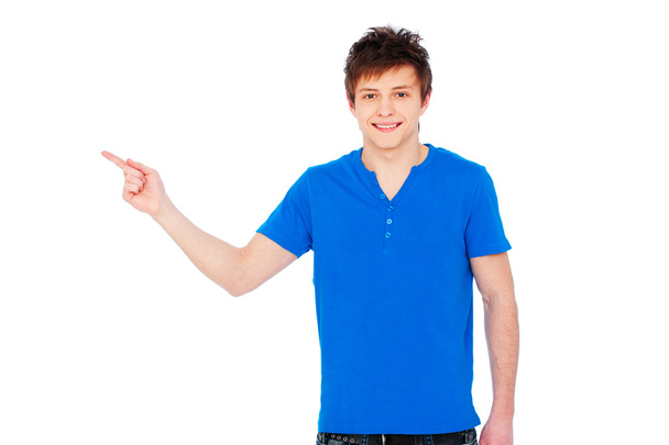 Un tipo con camiseta azul apuntando hacia arriba
 - Foto, Imagen