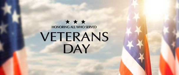 Nahaufnahme einer amerikanischen Flagge mit Text Veterans Day Honoring All Who Served auf schwarzem, strukturiertem Hintergrund. Hochwertiges Foto - Foto, Bild