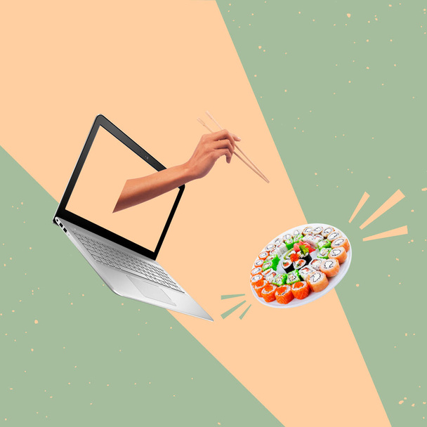 Současná umělecká koláž ruky držící hůlky přilepené a sada sushi z notebooků. Oblíbené japonské jídlo. Koncept kreativity a potravin on-line. Kopírovat prostor pro reklamu, text a design. - Fotografie, Obrázek