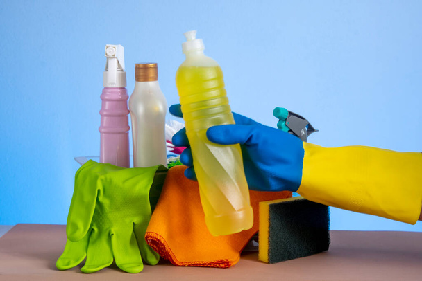 cesta con productos de limpieza para uso en la higiene del hogar con envases de plástico - Foto, Imagen