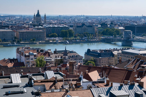 Будапешт, Венгрия - 3 сентября 2022 года: Церкви, традиционные дома и река Дунай - Фото, изображение