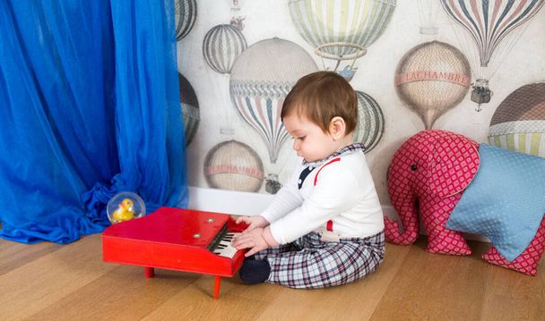 Χαριτωμένο μωρό 10 μηνών παίζει πιάνο - Φωτογραφία, εικόνα