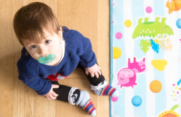 Мила 10 місяців дитина грає на підлозі
 - Фото, зображення