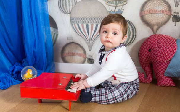 Χαριτωμένο μωρό 10 μηνών παίζει πιάνο - Φωτογραφία, εικόνα