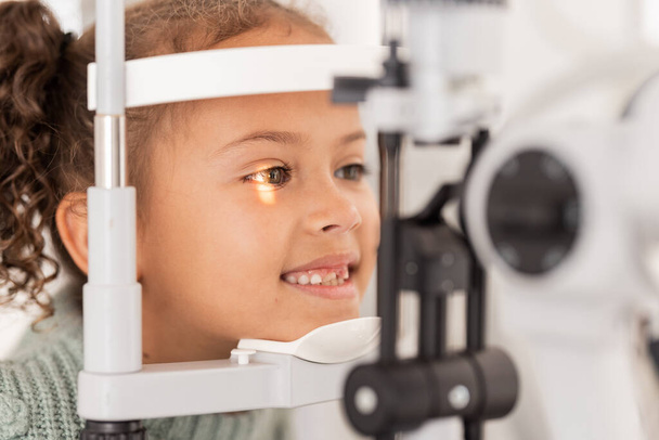 Οπτική, εξέταση και οφθαλμολογική εξέταση κοριτσιού στο γραφείο οφθαλμίατρου με εξοπλισμό για γυαλιά. Οπτική, εξέταση και γυναικολογικός έλεγχος για την υγεία ή την ευεξία των ματιών για οπτομετρία για υγειονομική περίθαλψη. - Φωτογραφία, εικόνα