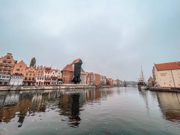 Gdansk óvárosa és híres daru a csodálatos napfelkeltekor. Gdansk vagyok. Lengyelország.  - Fotó, kép