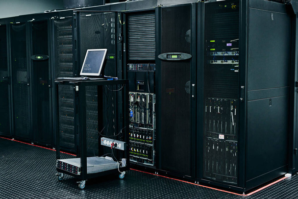 コンピュータシステムを構成するすべてのコンポーネント。データセンターの内部は - 写真・画像