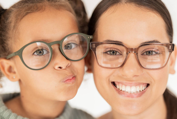 Familie, Optometrie und Augenpflege mit Brille für Mutter und Kind zusammen für Sehen, Fokus und Sehvermögen mit Linsenrahmen-Attrappe. Porträt und Gesicht von Frau und Mädchen gemeinsam für Augengesundheit. - Foto, Bild