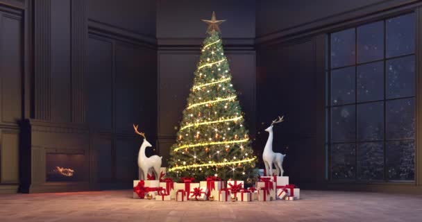 Glinsterende kerstboom met knipperende lichtjes en veel geschenken in huis met vuur in de open haard 's nachts en winter besneeuwd landschap achter het raam. - Video
