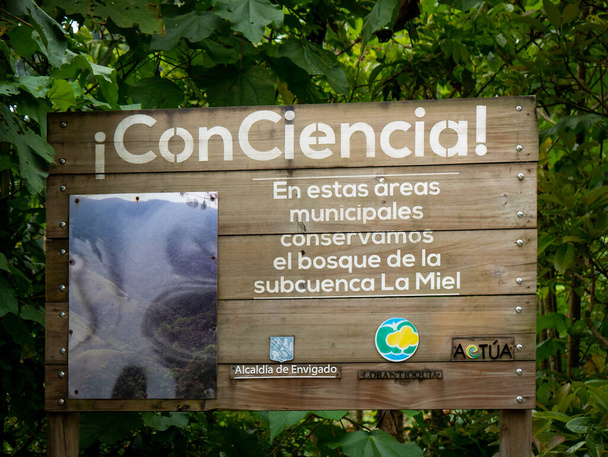 Señal de Madera que Dice Conciencia!, en estas Áreas Municipales Conservamos el Bosque de la Subcuenca de La Miel - Foto, Imagen