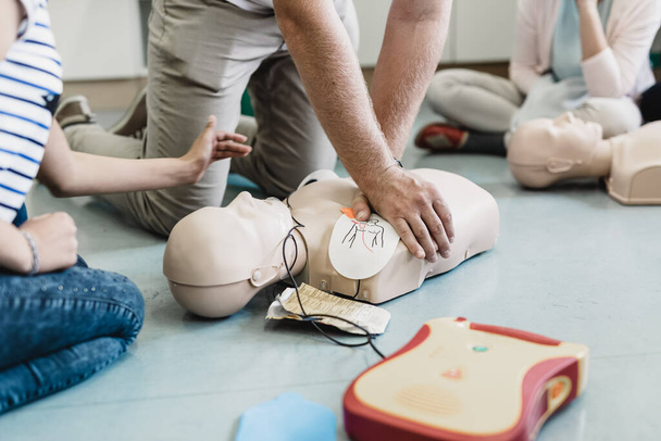 Kurs pierwszej pomocy kardiochirurgicznej resuscytacji przy użyciu automatycznego urządzenia defibrylatora zewnętrznego, AED. - Zdjęcie, obraz