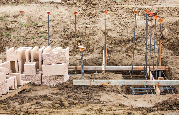 A betontömbökkel és újjáépítéssel rendelkező építési terület részletei. - Fotó, kép