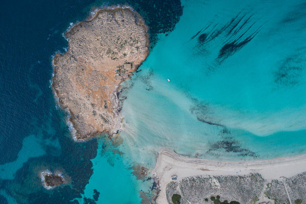 Paras ranta Euroopassa turkoosi vedet hiekalla ja kiviä ilmasta drooni. - Valokuva, kuva