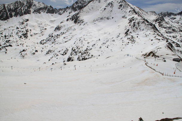 krajina sněhu a lyžování v horách Pyrenejí v Andoře - Fotografie, Obrázek