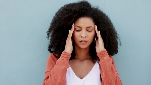 Fekete nő fejfájással, stresszel vagy mentális egészséggel a főiskolai depresszió vagy ösztöndíj kiégés miatt. Szomorú, fájdalom vagy fáradt lány diák ösztöndíj adósság, egyetemi szorongás vagy iskolai válság a stúdióban. - Felvétel, videó
