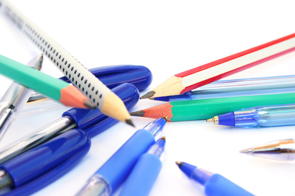 pera a tužky na bílém pozadí - Fotografie, Obrázek