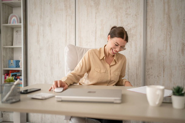 eine junge erwachsene kaukasische Sekretärin oder Managerin oder Arbeiterin sitzt am Tisch an ihrem Schreibtisch im Büro und bremst von der Arbeit echte Menschen kopieren Raum glückliches Lächeln - Foto, Bild