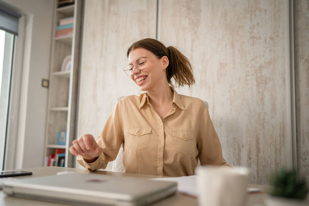 yksi nainen nuori aikuinen valkoihoinen naispuolinen sihteeri tai johtaja tai työntekijä istuu pöydässä toimistonsa pöydässä jarruttaen töistä oikeat ihmiset kopioivat tilaa onnellinen hymy - Valokuva, kuva