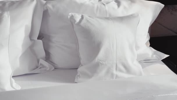 Wohnkultur und Innenarchitektur, Bett mit weißer Bettwäsche im Luxusschlafzimmer, Bettwäsche-Wäscheservice und Möbeldetails. Hochwertiges 4k Filmmaterial - Filmmaterial, Video