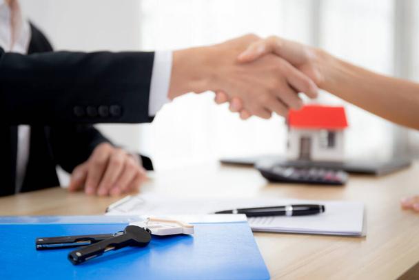 Nahaufnahme der Hände des Immobilienmaklers und des Kunden Handschlag nach gemeinsamer Vereinbarung über Kredithaus und Versicherung, Klient und Beratung der Investition über Wohn- und Geschäftskonzept. - Foto, Bild