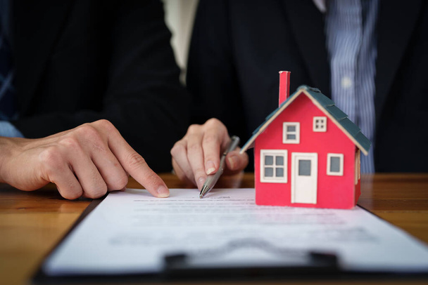 Gwarancje, kredyty hipoteczne, podpisanie, odsetki od pożyczek, agenci nieruchomości zawierają z klientami umowy kupna domów i gruntów oraz podpisywania umów. - Zdjęcie, obraz