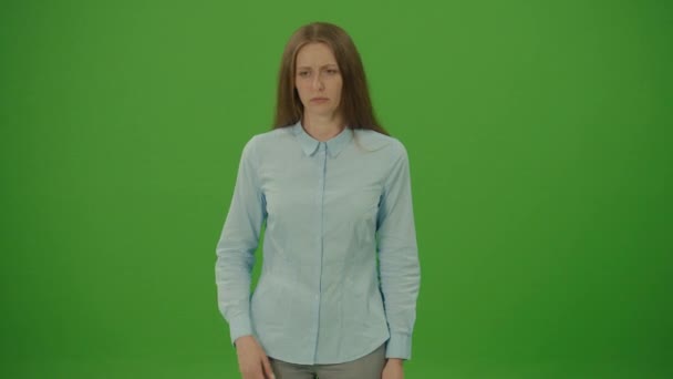 Pantalla Verde. Chroma Key. Mujer insalubre con camisa azul sintiendo dolor abdominal, dolor de estómago, indigestión. Concepto médico. Concepto saludable. - Metraje, vídeo