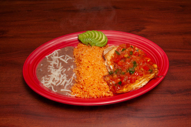 Huevos Rancherosとして知られている本格的なメキシコ料理 - 写真・画像