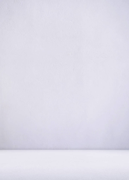 背景空の灰色の光明るい滑らかなセメントの壁の部屋の背景。空白のテーブルスタジオのインテリア床コンクリート写真。. - 写真・画像