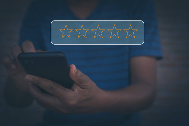Користувач дає оцінку досвіду обслуговування в онлайн-додатку для концепції опитування задоволеності від клієнтів
. - Фото, зображення