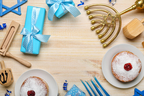 Donut, menorah, dreidel ve hediyelerden oluşan çerçeve tahta arka planda Hanuka kutlaması için. - Fotoğraf, Görsel