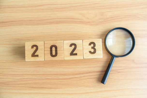 2023-as tömb nagyítóval. SEO, Search Engine Optimization, bérbeadása, reklám, ötlet, stratégia, marketing, kulcsszó, tartalom és újévi start koncepciók - Fotó, kép