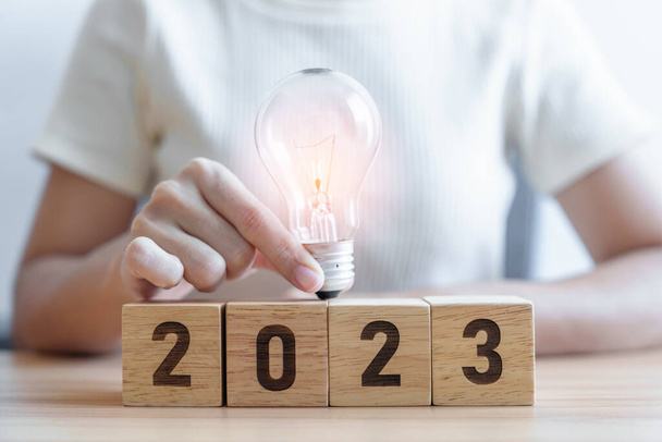 Bloc 2023 avec ampoule. Idée d'entreprise, Créatif, Pensée, remue-méninges, But, Résolution, stratégie, plan, Action, changement et nouveaux concepts de début d'année - Photo, image