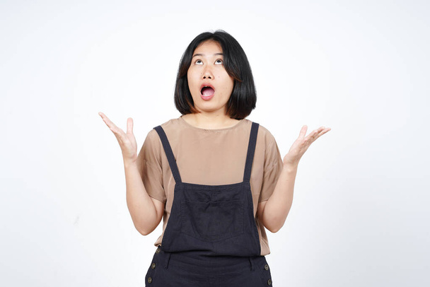 Разгневанная азиатская женщина, одинокая на белом фоне - Фото, изображение