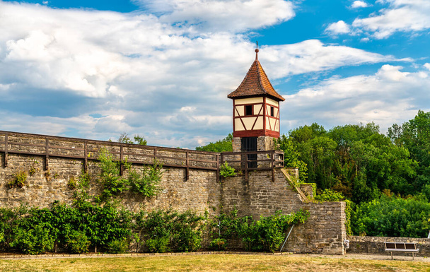 Ερυθρός πύργος στο Bad Wimpfen κοντά στο Heilbronn στην περιοχή Baden-Wurttemberg της νότιας Γερμανίας - Φωτογραφία, εικόνα