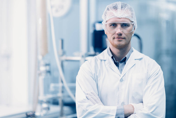 portret mannelijke wetenschapper werknemer in de geneeskunde fabriek onderzoek laboratorium plant technicus in hygiëne werkplek - Foto, afbeelding