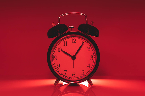 Analoge Zeituhr auf Rotlichtfarbe für Zeiten bis zur Eile Warnung gefährliche Stunden Konzept - Foto, Bild