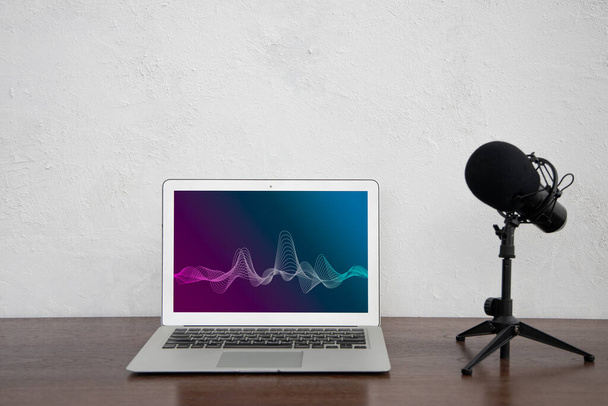 Ordenador portátil con micrófono de condensador para el concepto de podcast de radio de estudio de voz de sonido doméstico pequeño - Foto, imagen