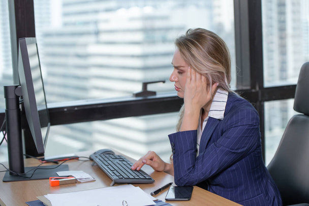 Мігрень бізнес-леді важка робота керівник біль дивлячись екран комп'ютера. білі жінки страждають від офісного синдрому
. - Фото, зображення