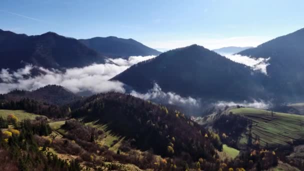 Górski krajobraz otoczony mgłą niskich chmur. Wysokiej jakości materiał 4k - Materiał filmowy, wideo