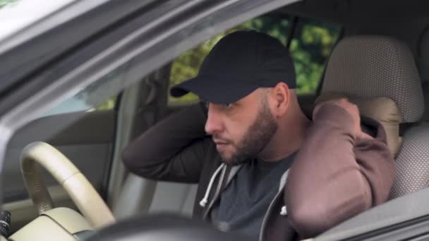 Ιδιωτικός ντετέκτιβ ή ερευνητής που κάθεται μέσα σε ένα αυτοκίνητο και κάνει βίντεο παρακολούθησης τραβώντας φωτογραφίες με μια κάμερα - Πλάνα, βίντεο