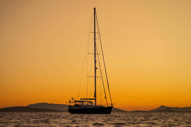 západ slunce nad oceánem ve zlatém světle s vlnami a jachtami v Austrálii - Fotografie, Obrázek