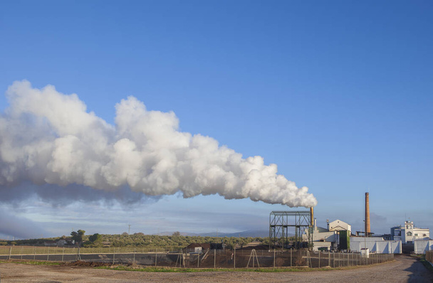 Εκπομπές αερίων από το εργοστάσιο ελαιολάδου στην Tierra de Barros, Extremadura, Ισπανία - Φωτογραφία, εικόνα