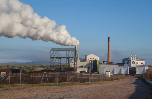 Emisja gazów z fabryki oliwy z oliwek w Tierra de Barros, Estremadura, Hiszpania - Zdjęcie, obraz
