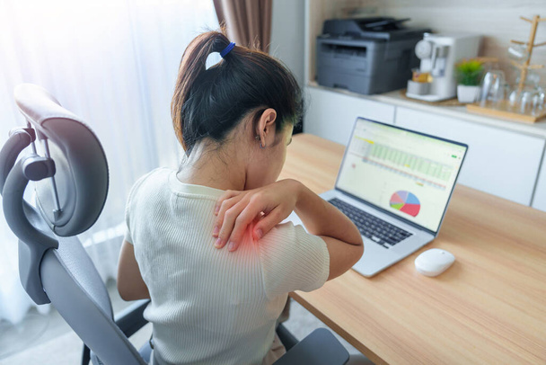 Femme ayant la douleur au cou et à l'épaule pendant le travail longtemps sur le lieu de travail. en raison de fibromyalgie, rhumatisme, douleur scapulaire, syndrome de bureau et concept ergonomique - Photo, image
