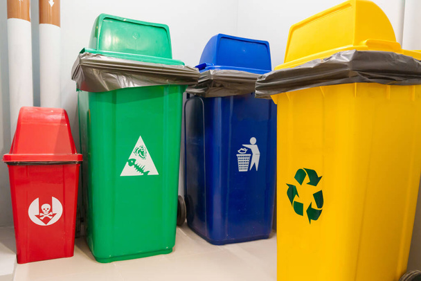 有害性、生分解性、一般廃棄物とリサイクル可能な廃棄物のためのカラフルなゴミ箱、赤、緑、青と黄色のビン。リサイクル管理廃棄物の分別ゴミやゴミの概念 - 写真・画像