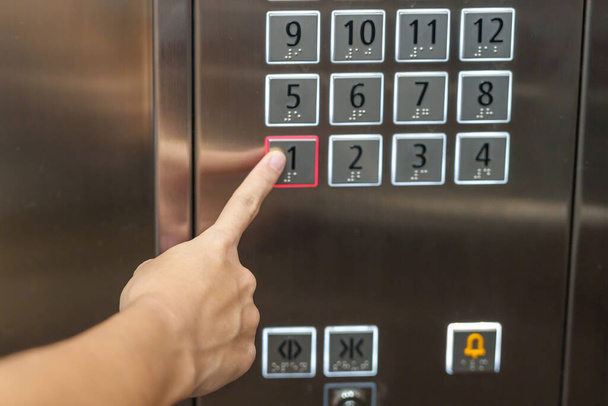 Рука палец нажать кнопку Лифт, женщина с помощью лифта в офисе или квартире - Фото, изображение