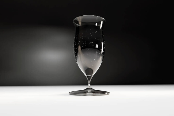 黒と白の高コントラストの背景にガラスのシャリー。いくつかの結露と背の高いガラス中の黒い液体. - 写真・画像