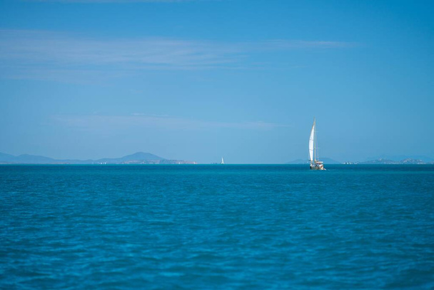 yates y barcos en el océano en la australia de Queensland en verano - Foto, imagen