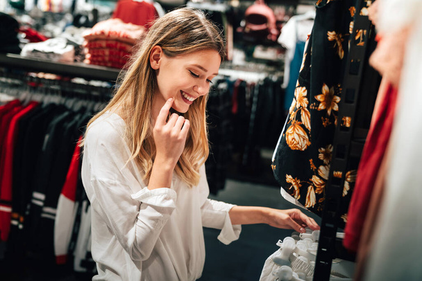 Portrait of happy young beautiful woman shopping in boutiqe. People consumerism happiness concept. - Fotografie, Obrázek